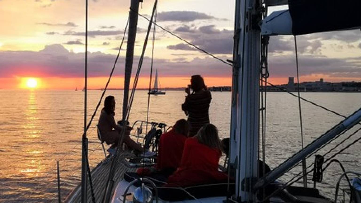 Cocktail Sunset Sailing Private Tour